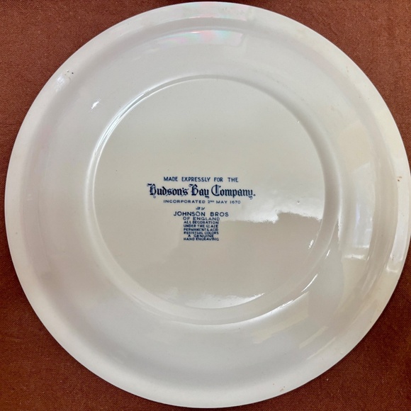 Blue White Vintage CANADA Souvenir 10" Plate Johnson Bros England Hudson Bay Co - Picture 2 of 2
